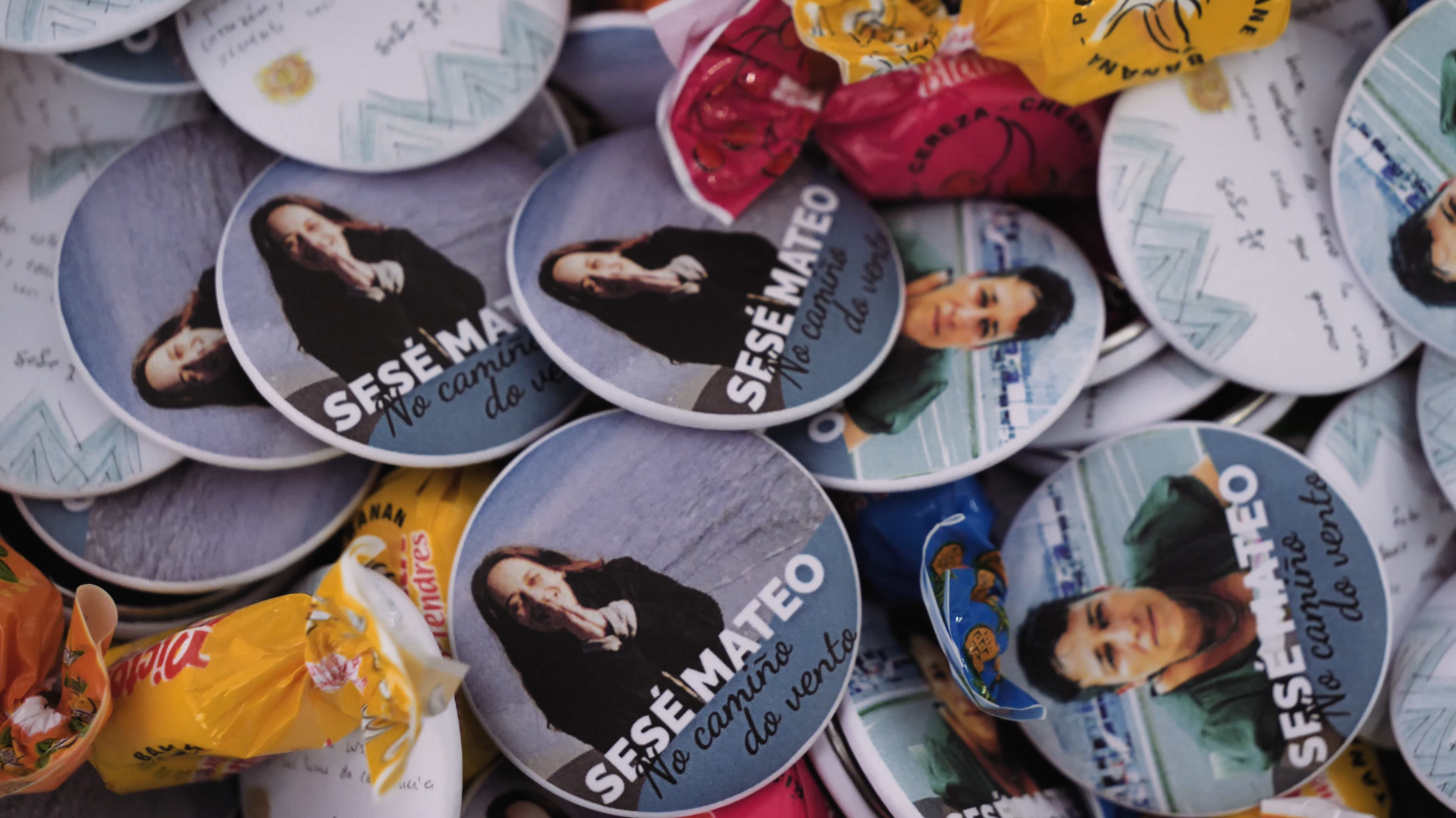 No camiño do vento con una de las fotos del libro